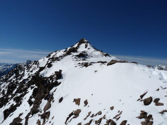 Der Abstieg vom Gipfel verlangt im obersten Abschnitt etwas Trittsicherheit.
