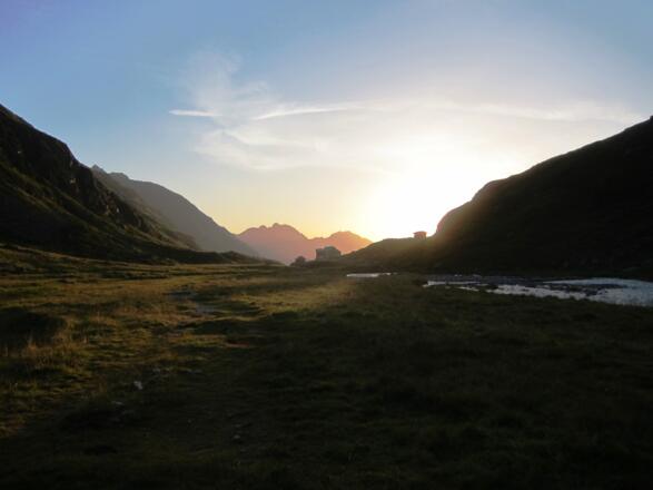 Von der Franz-Senn-Hütte folgen wir dem unschwierigen Weg Nr. 13 entlang des Alpeiner Bachs. Die ideale Aufbruchszeit für diese Tour ist ca. 1/2 Stunde vor Sonnenaufgang.