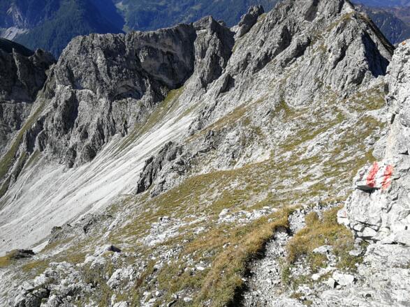Unangenehm brüchiges Steilgelände in der Südflanke der Steinfeldspitze - nur vereinzelt Sicherungen mit Drahtseile!