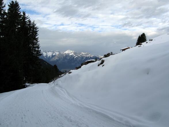 Nach einer Abkürzung über Wiesen und vorbei an kleinen Privathütten erreicht man die Rodelbahn.