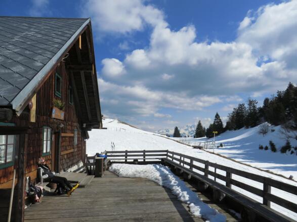 Rast an der geschlossenen Enzianhütte, vor der Straßenabfahrt