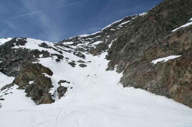Im untersten Bereich des Wasserfallferners fährt man ganz linkshaltend durch eine markante Schneerinne ab. Keinesfalls über die ehemalige Abfahrtsroute mittig des Gletschers abfahren (Absturzgelände aufgrund des Gletscherrückganges!).