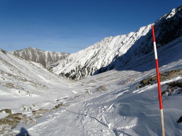 Unschwierige Abfahrt talauswärts entlang der Schneestangen.