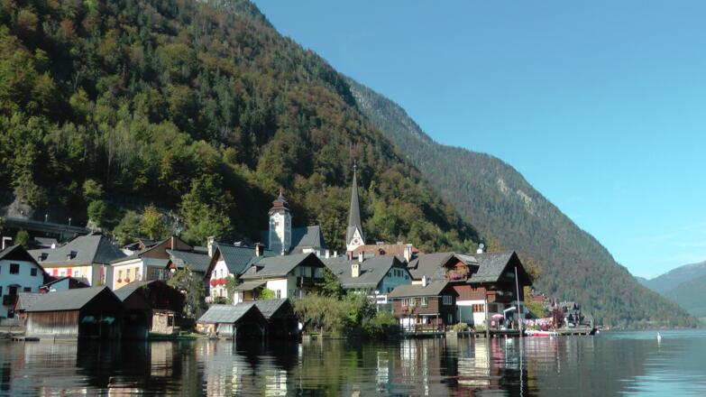 Unser Ziel: Hallstatt mit der Schiffsanlegestelle (rechts)