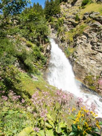Am Wasserfall gönnen wir uns eine kurze Pause.