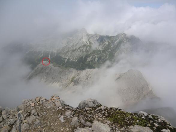 Blick von der Birkkarspitze auf das Hochalmkreuz (Kreis) - unser späteres Ziel