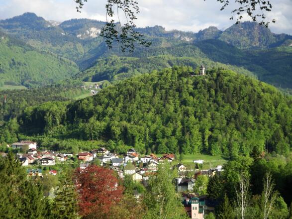 Der Siriuskogel erhebt sich direkt über der Stadt.
