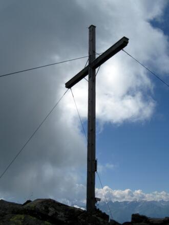 Einfaches Gipfelkreuz aber große Aussicht.