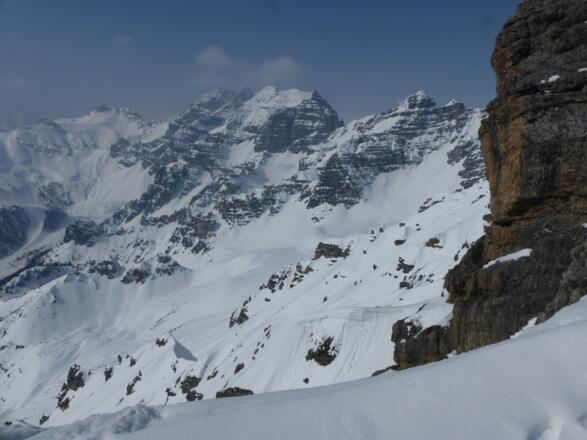 und bietet einen Blick auf die imposanten Kalkkögel.