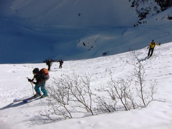 Aufstieg in Entlastungsabständen durch die erste Steilstufe. Unten die Spuren, die in die Zwinge führen.