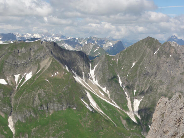 Blick von der Simmshütte auf den neuen Weg Falmedonjoch