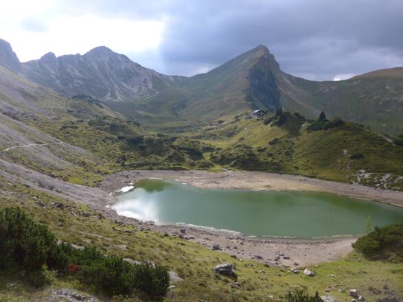 Landsberger Hütte vor Steinkarspitze (links) und Rote Spitze (rechts) - im Vordergrund die Lache