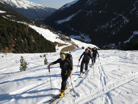 Aufstieg über die Piste des ehemaligen Hausbergliftes. Unten Praxmar.