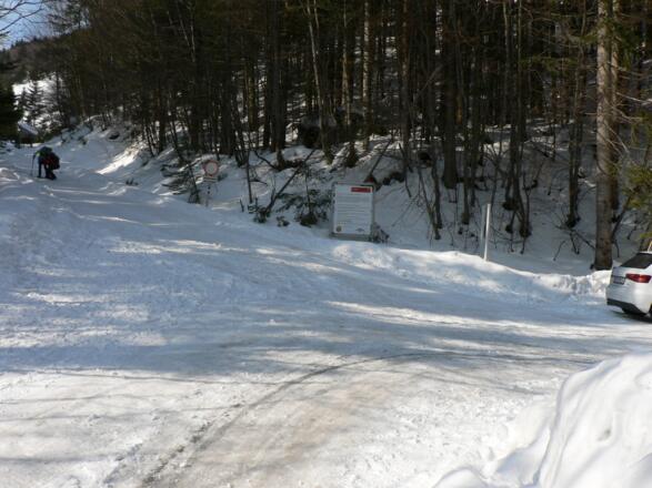 Unterhalb des Forsthauses befindet sich noch ein kleiner Parkplatz - hier ziehen wir die Schneeschuhe an