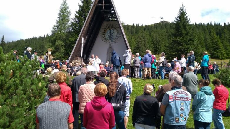 Jedes Jahr am 15. August findet bei der Pauluskapelle eine Bergmesse statt.