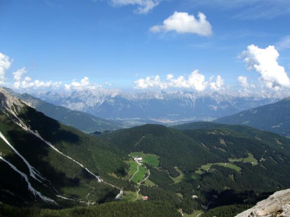 Kloster Maria Waldrast mit Nordkette und Innsbruck im Hintergrund