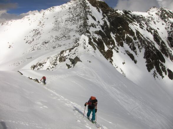 Blick zurück vom Skidepot auf den Grat, der über die Steintalscharte zum Pockkogel führt. Häufig wird die Skitour zu den Steintalspitzen in dem Sattel am Grat beendet.