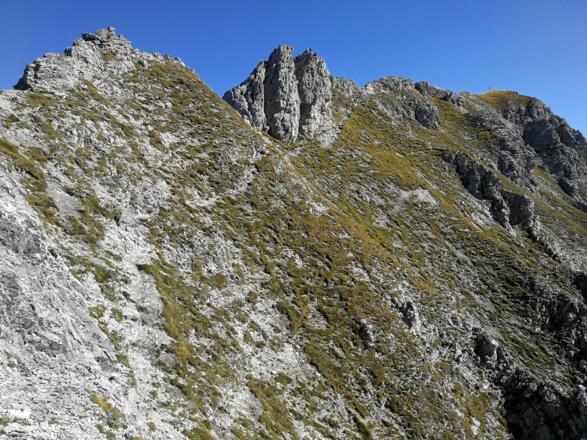 Brüchiger alpiner Steig in der Südseite der Steinfeldspitze!