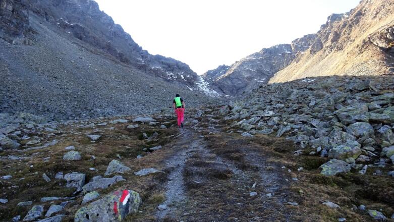 Auf gut markiertem Steig auf die kleine Scharte zu.