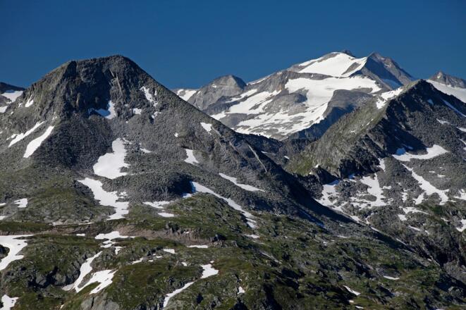 Panorama-Laufsteg: die Hochalmspitze wirft sich in Schale; davor Frauennock (links) & Marchkareck (rechts)