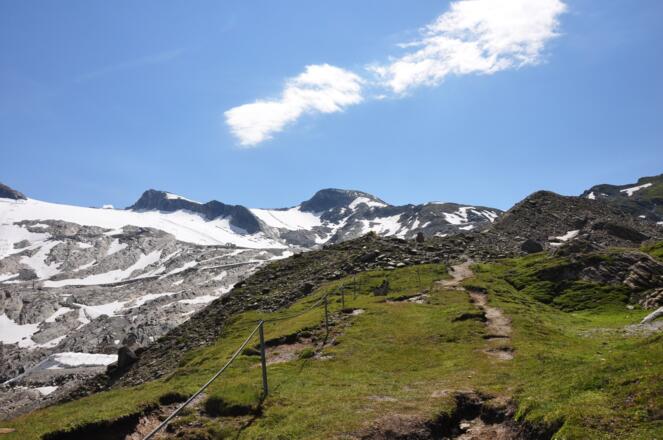 Von der Krefelder Hütte geht es zunächst bergauf Richtung Alpincenter/Kitzsteinhorn
