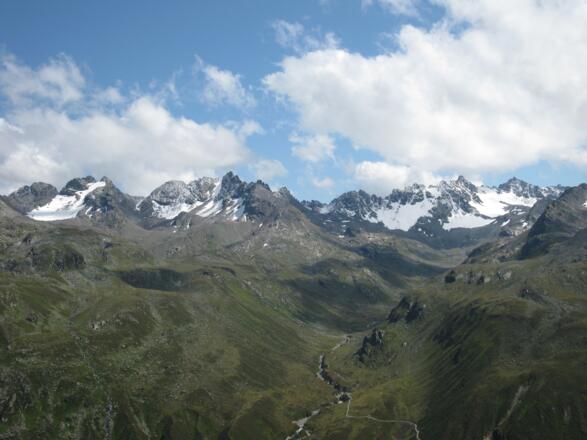 Blick in das Bieltal mit Haagspitze und Getschnerspitzen
