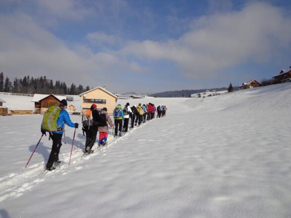 Aufstieg vorerst über flache Wiesen nahe dem Hotel Quellengarten