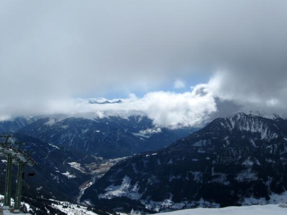 Die Wolken lassen nur einen kurzen Blick nach Süden zu.