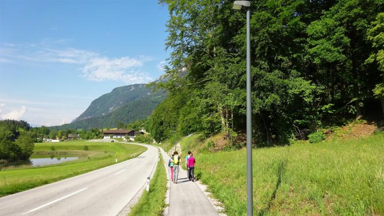 Vom Parklplatz ein kurzes Stück entlang der Straße nach Westen zu den ersten Häusern, dann ...