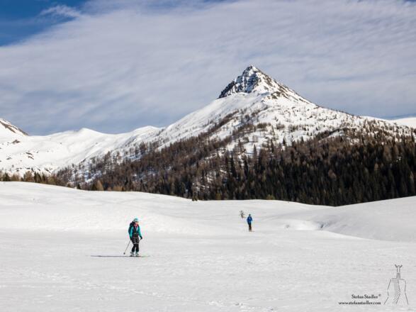 Flach läuft es im Angesicht des Knieberg zur Alpe Nemes Hütte aus.