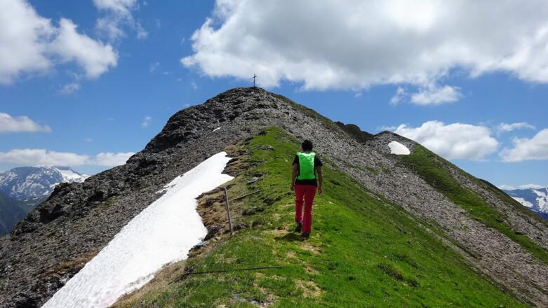Der Gratrücken ist erreicht, nur noch wenige Meter zum Gipfelkreuz. Der wenig höhere Hauptgipfel ist rechts hinten.