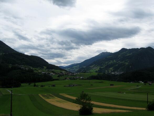 Blick Richtung Pitztal und den Ortsteil Osterstein (Arzl im Pitztal).