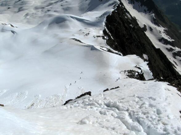 Blick hinunter ins Aufstiegsgelände und zum Schidepot. Hier lässt sich die Steilheit erahnen.