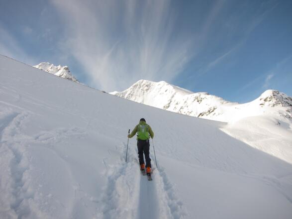An Fuß der Staumauer des Finstertal-Speichersees. Rechts hinten die Mute, in der Mitte der Kleine Zwölferkogel, links der Zwölferkogel (2988 m).