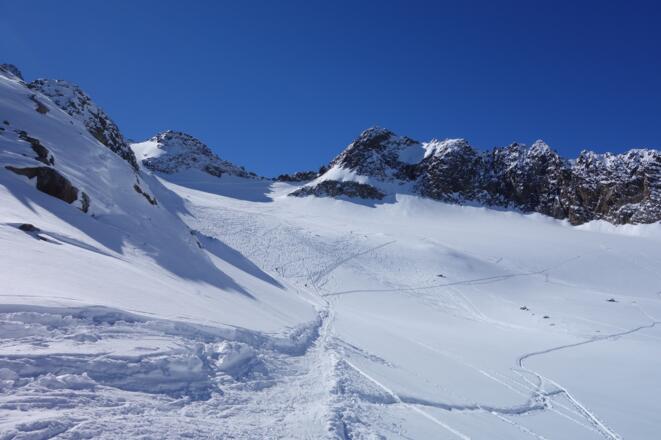 Sensationelles Abfahrtsgelände bietet der Sommerwandferner: spaltenarm, zu flach für Schneebrettlawinen, steil genug zum Skifahren.
