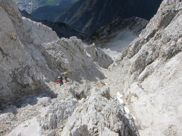 Die Felsrinne verfolgen wir bis zum Gratverlauf.