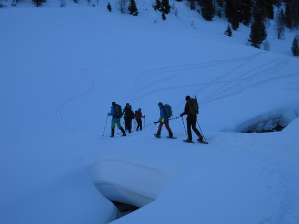 Überquerung einer tief verschneiten Brücke