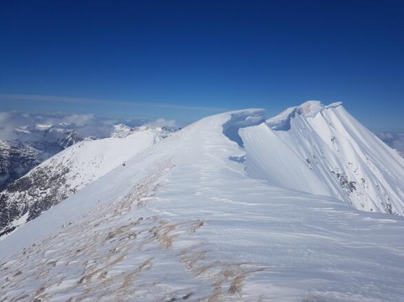 Blick von der Bschlaber Kreuzspitz Richtung Mittlere Kreuzspitz und Elmer Kreuzspitz
