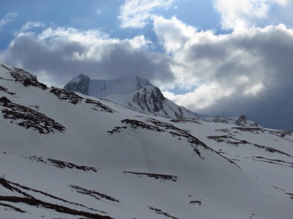 Nach der Baumgrenze zeigt sich ertmals unser Tourenziel