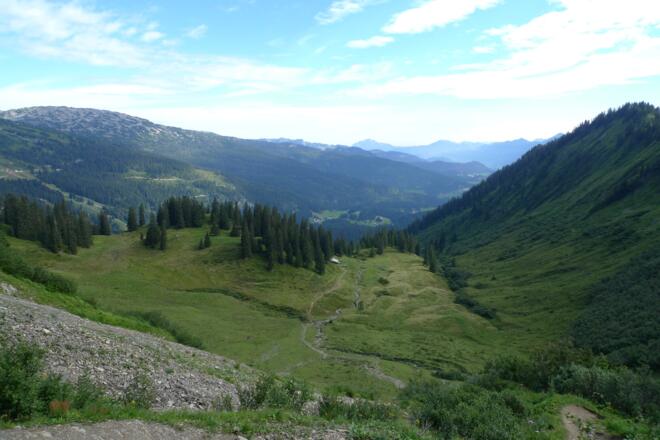 Fast geschafft: Blick zurück auf den Aufstiegsweg ab der Oberen Walmendinger Alpe