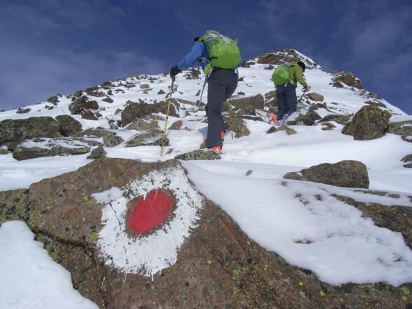 Zu Fuß geht es auf dem markierten Sommerweg Richtung Gipfel.