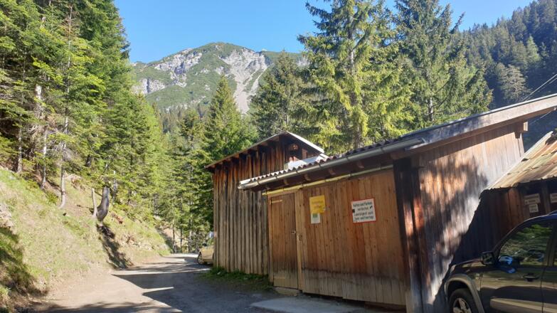 Die Talstation der Materialseilbahn des Solsteinhauses