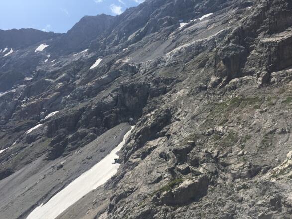 Der Leibersteig verläuft auf dem Bild von rechts vorne nach links hinten.
