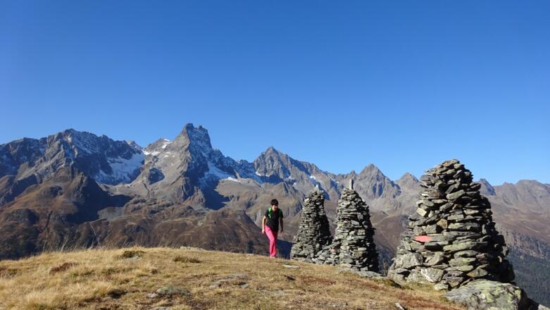 ... einer Jagdhütte (2248 m) und übermannsgroßen Steinmännern. Hinten die mächtige Rofelewand (3354 m).