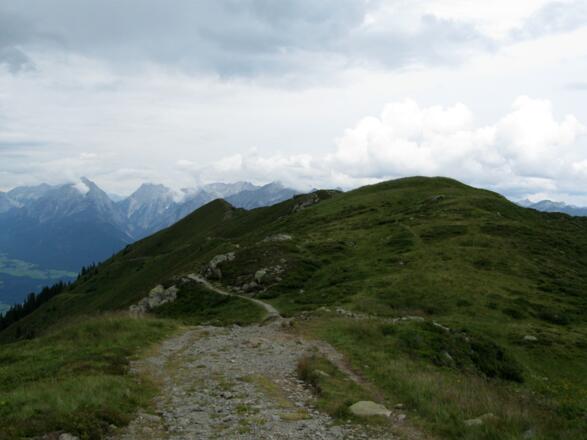 Hier nun nicht am bekannten Steig sondern den schwachen Spuren in die "Hügel" folgen.