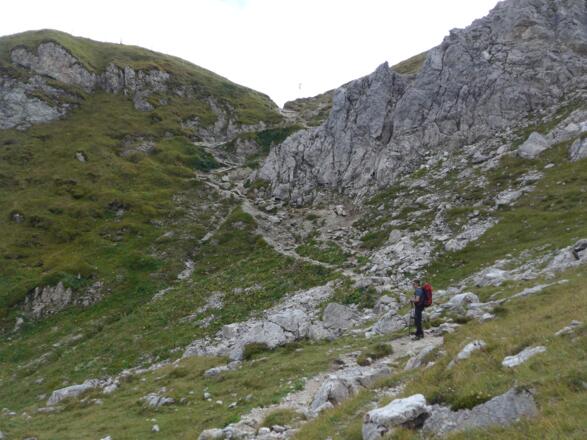 Hoch zur Ostflanke der Schochenspitze - im oberen Verlauf Seilsicherungen
