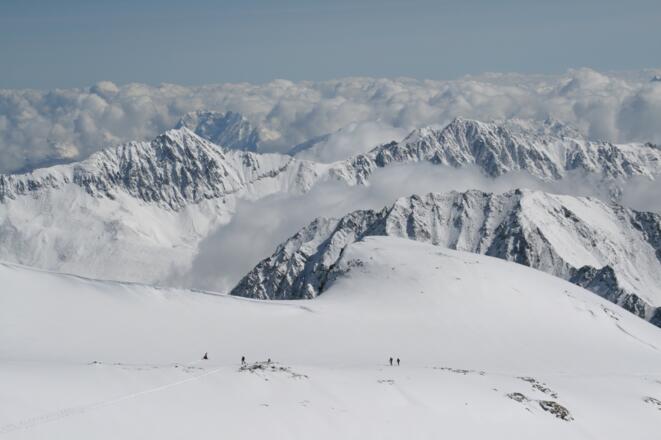 Blick vom Gipfel zur Einsattelung. Von dort führt die sehr steile Abfahrtsvariante II  hinunter zum Kraspesferner.