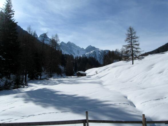 An der Abzweigung nach Salfains - noch im Talboden des Senderstales