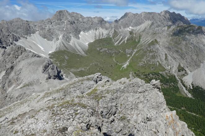 Blick von der Weittalspitze zum Kreuzkofel (links) und Spitzkofel (rechts)