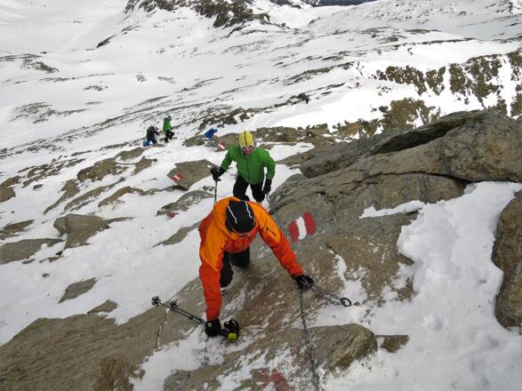 Ein kurze Felspassage, wenige Meter vor dem Gipfel, wird durch eine Eisenkette entschärft.